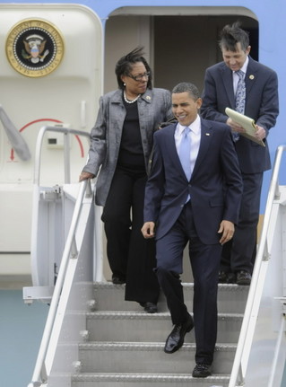 Marcia Fudge, Dennis Kucinich, and Barack Obama leaving Air Force One